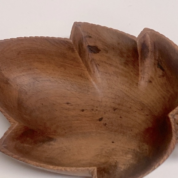 Carved Wooden Leaf Footed Dish - Picture 10 of 11